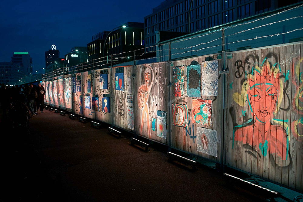 Plakate an einer Bauwand an der East Side Gallery